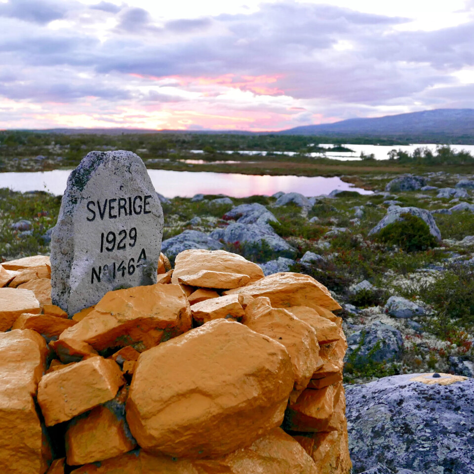 Riksgrensa går tvers over Midtre Muggsjøen (845 moh.), det fyrste fjellvatnet eg møter over skoggrensa lengst nord i nasjonalparken. Riksgrensa går tvers over Midtre Muggsjøen (845 moh.), det fyrste fjellvatnet eg møter over skoggrensa lengst nord i nasjonalparken.
