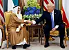 Emiren av Kuwait, Sabah Al-Ahmad Al-Jaber Al-Sabah, tek presidenten i USA, Donald Trump, i handa i eit møte i Riyadh i Saudi-Arabia søndag 21. mai.