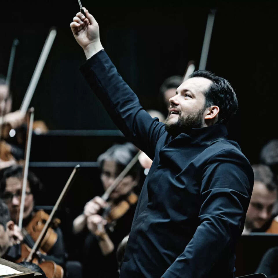 Latviske Andris Nelsons dirigerer Gewandhausorkesteret i Leipzig. Latviske Andris Nelsons dirigerer Gewandhausorkesteret i Leipzig.