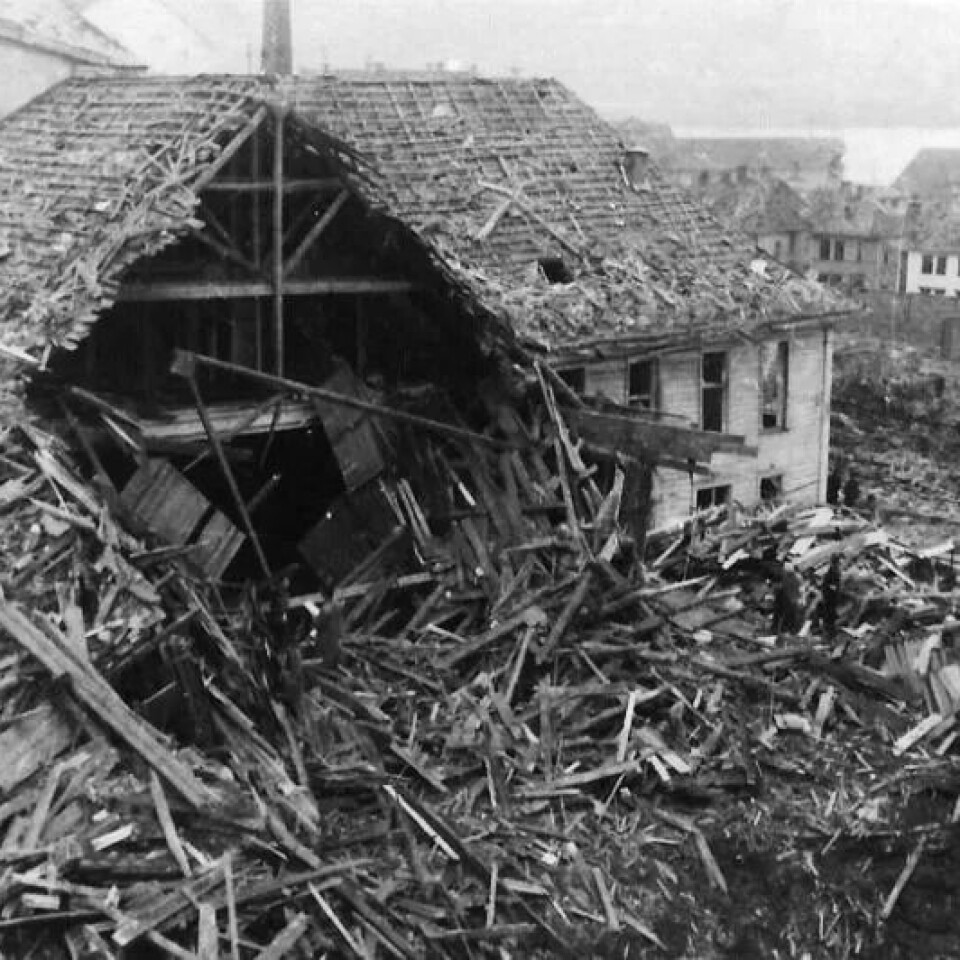 Det gamle Teater på Engen som vart totalskadd av bomber i 1944. Det gamle Teater på Engen som vart totalskadd av bomber i 1944.