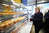 Statsminister Erna Solberg kjøper bollar på Bolleland på Shell-stasjonen Espa Servicesenter. Seinast i mars skreiv fire statsrådar under på ein handlingsplan for eit sunnare kosthald.