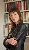Rachel Cusk har skrive fleire romanar og sakprosabøker, og ho har fått fleire prisar.