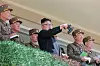 Kim Jong-un observerer målskytinga til nordkoreansk artilleri 13. april 2017.