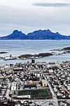 Landegodefjorden med Landegode i bakgrunnen og Bodø sentrum og Aspmyra og Skolegrus stadion i framgrunnen.