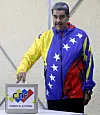 President Nicolas Maduro røyster i Caracas i Venezuela 28. juli. Kven han røysta på, treng ingen undast på. Uvissa gjeld dei andre.