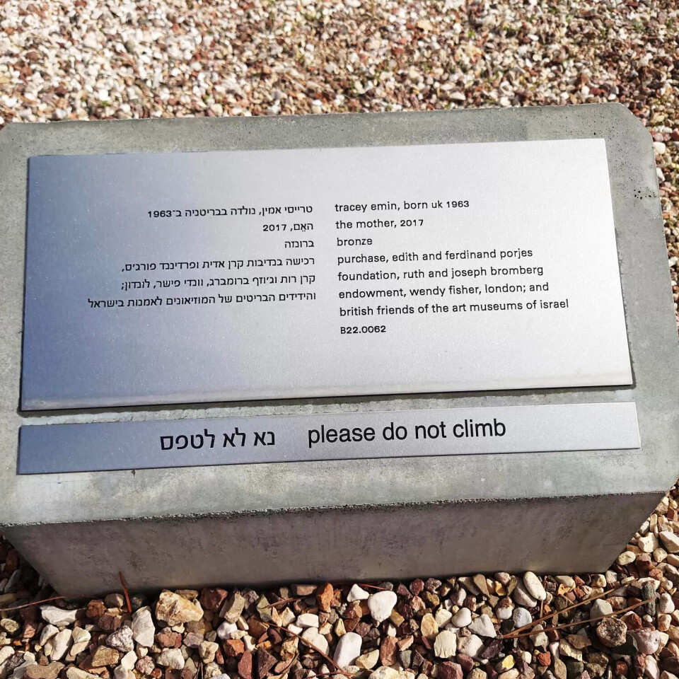Plaketten ved den tre meter høge bronseversjonen av «Moren» i skulpturparken utanfor The Israel Museum i Jerusalem, datert 2017. Plaketten ved den tre meter høge bronseversjonen av «Moren» i skulpturparken utanfor The Israel Museum i Jerusalem, datert 2017.