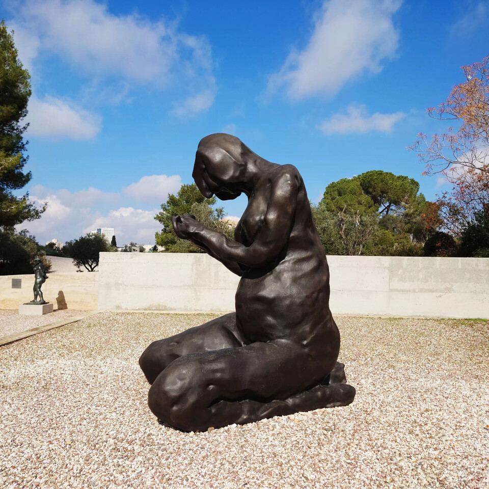 Den tre meter høge bronseskulpturen «The Mother» (2017) i skulpturhagen ved The Israel Museum i Jerusalem. Den tre meter høge bronseskulpturen «The Mother» (2017) i skulpturhagen ved The Israel Museum i Jerusalem.