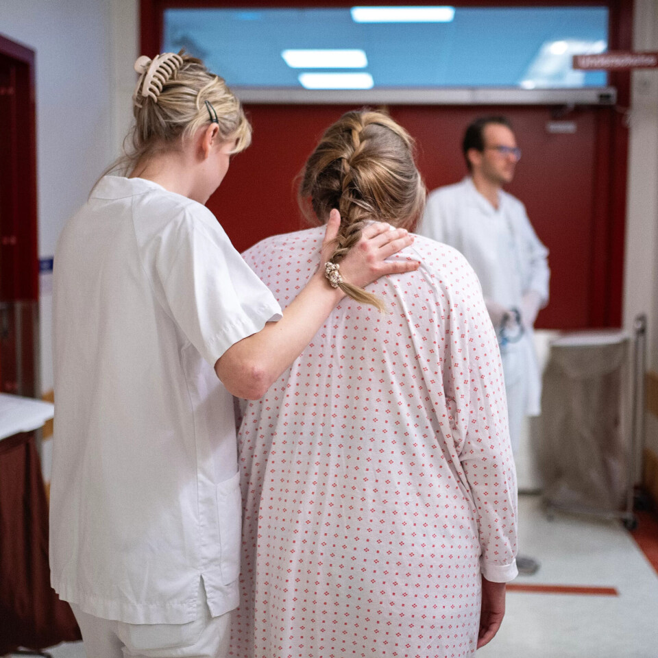 Sjukepleiar støttar ein pasient ved eit norsk sjukehus. Sidan 2019 har sjukefråværet auka med 25 prosent i Noreg, og sjukepleiarar er blant yrkesgruppene med høgast sjukefråvær. Sjukepleiar støttar ein pasient ved eit norsk sjukehus. Sidan 2019 har sjukefråværet auka med 25 prosent i Noreg, og sjukepleiarar er blant yrkesgruppene med høgast sjukefråvær.