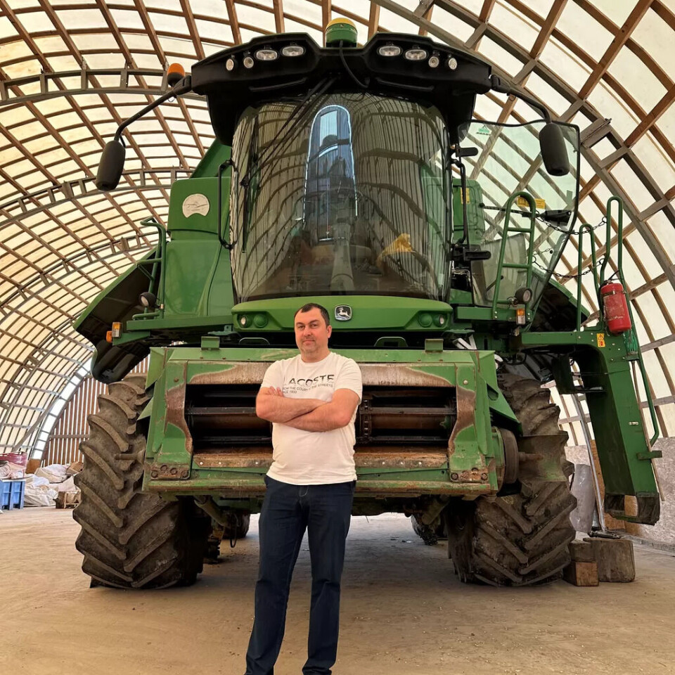 Bonden Andrew Perebyinis framfor skurtreskaren han fekk med seg då han flykta frå gamlegarden i Donetsk.