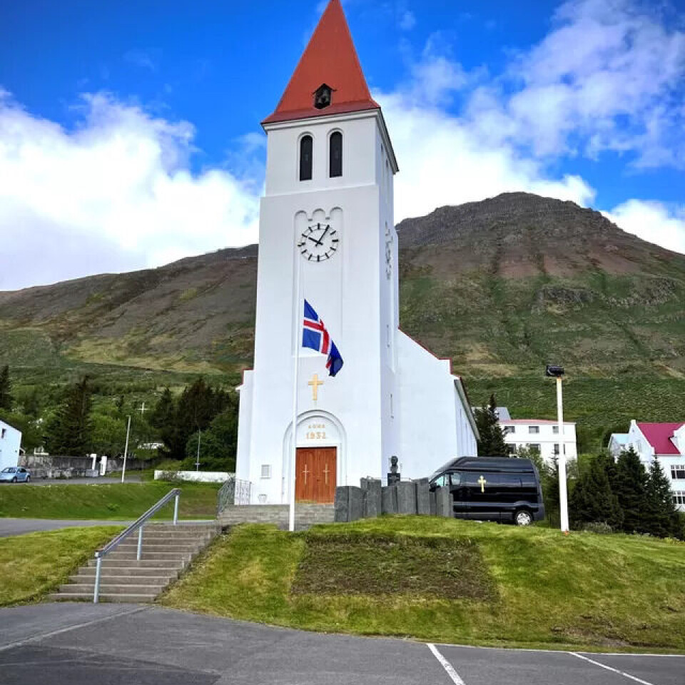 Laurdagen starta så fint med solskin, men snart skya det til over Siglufjördur, og i kyrkja skulle det vere gravferd for Ragnar Tór Steingrímsson.