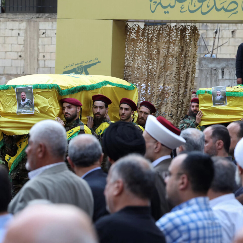 Gravfølgjet for Mohammad Mahdi Ammar og Abbas Fadel Yassin, båe drepne av eksploderande personsøkjarar i Beirut. Ammar er son til ein framståande medlem av Hizbollah-rørsla.Gravfølgjet for Mohammad Mahdi Ammar og Abbas Fadel Yassin, båe drepne av eksploderande personsøkjarar i Beirut. Ammar er son til ein framståande medlem av Hizbollah-rørsla. Gravfølgjet for Mohammad Mahdi Ammar og Abbas Fadel Yassin, båe drepne av eksploderande personsøkjarar i Beirut. Ammar er son til ein framståande medlem av Hizbollah-rørsla.