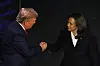 Donald Trump og Kamala Harris handhelsa før presidentdebatten i vippestaten Pennsylvania på onsdag.