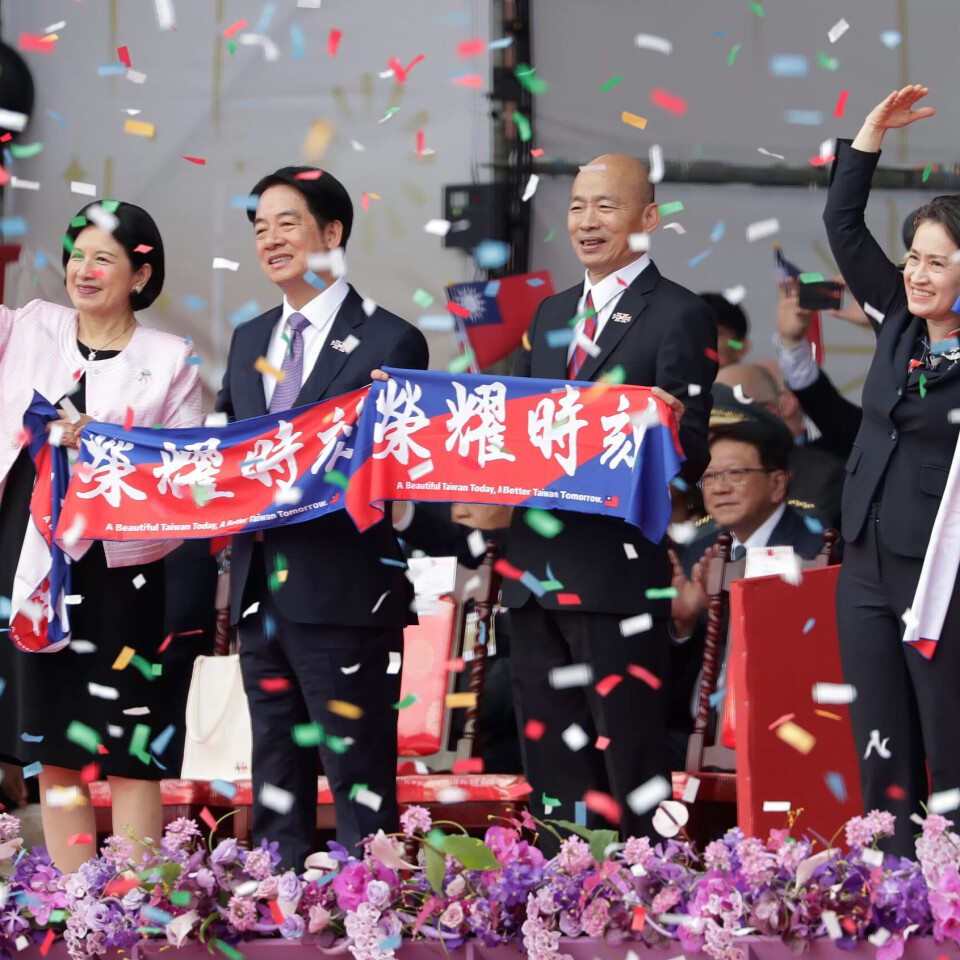 I tre periodar på rad har det mest Kina-skeptiske partiet styrt landet. Fyrstedame Wu Mei-ru, president Lai Ching-te, parlamentsleiar Han Guo-yu (frå det meir Kina-venlege opposisjonspartiet Kuomintang) og visepresident Hsiao Bi-khim i Taipei på nasjonaldagen 10. oktober i år. I tre periodar på rad har det mest Kina-skeptiske partiet styrt landet. Fyrstedame Wu Mei-ru, president Lai Ching-te, parlamentsleiar Han Guo-yu (frå det meir Kina-venlege opposisjonspartiet Kuomintang) og visepresident Hsiao Bi-khim i Taipei på nasjonaldagen 10. oktober i år.