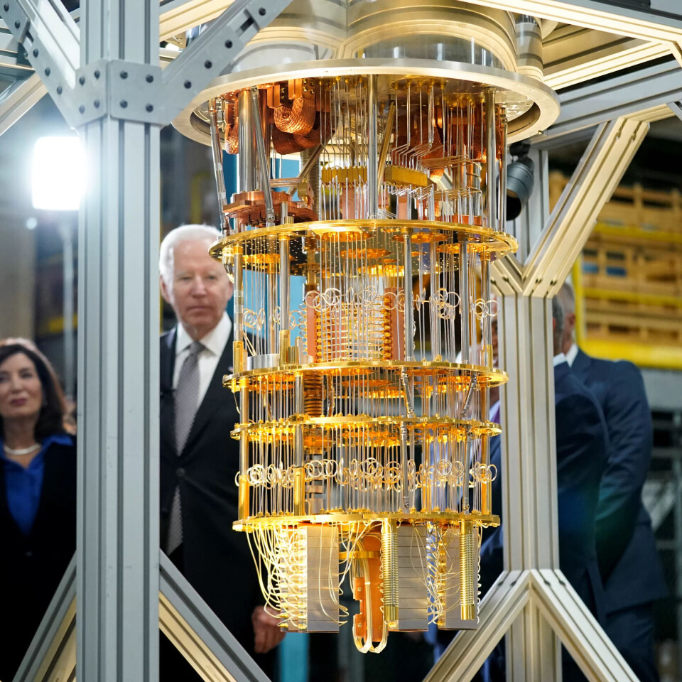 President Joe Biden ser på ein kvantedatamaskin hos teknologiselskapet IBM i New York hausten 2022. For tida går det føre seg eit globalt kappløp for å utvikle stadig kraftigare utgåver. President Joe Biden ser på ein kvantedatamaskin hos teknologiselskapet IBM i New York hausten 2022. For tida går det føre seg eit globalt kappløp for å utvikle stadig kraftigare utgåver.