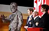 Forbundskanslar Olav Scholz saman med medleiarane Lars Klingbell og Saskia Esken på pressekonferansen SPD heldt framfor nyvalet, i Berlin 17. desember. Ein statue av Willy Brandt i bakgrunnen.