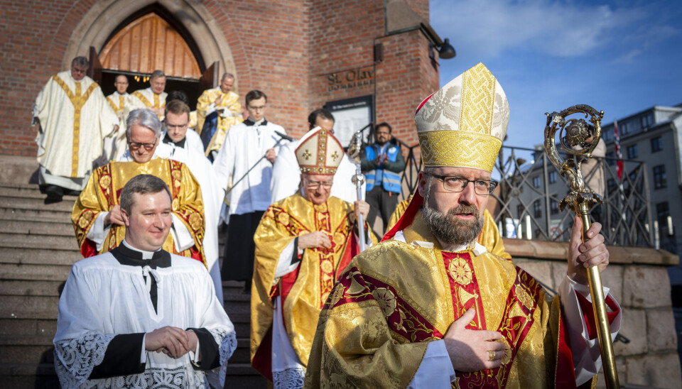 Fredrik Hansen vart vigsla 18. januar. Her kjem han ut av St. Olav domkyrkje saman med biskopar frå inn- og utland.