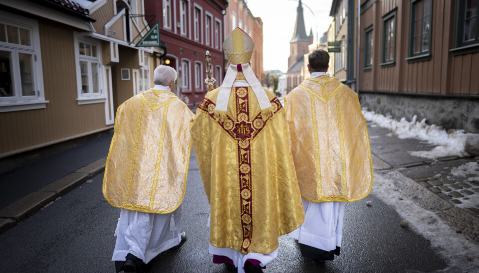 Fredrik Hansen spaserer gjennom ei gate i Oslo etter vigselsmessa i St. Olav domkyrkje.