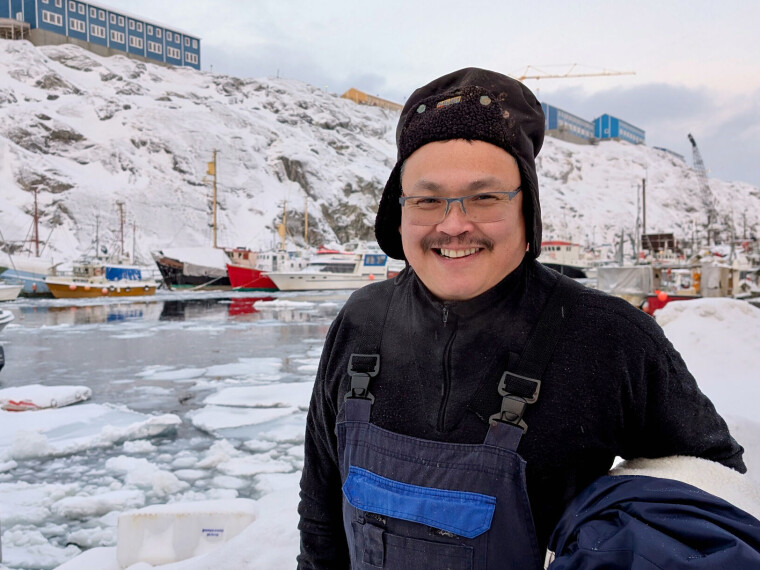 Nikolaj Josefsen livnærer seg som fiskar – i likskap med om lag 5000 andre grønlendarar. Her er han på veg ut i båten som ligg til kai i hovudstaden Nuuk.