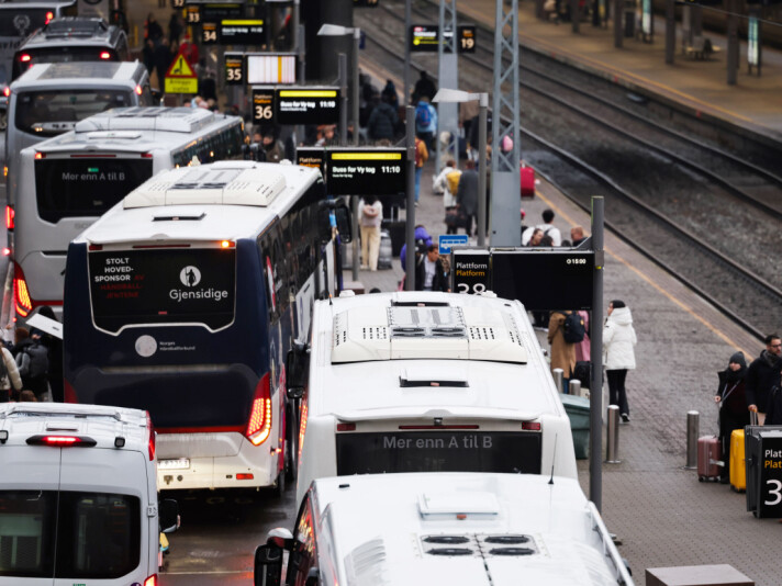 Buss for tog. Første juledag 2024 kom med full stans i togtrafikken i heile landet på grunn av feil på kommunikasjonssystemet mellom tog og togleiarar. Oslo 20241225. Togene på Oslo S er innstilt. Det er full stans i togtrafikken i hele landet på grunn av feil på kommunikasjonssystemet mellom togene og toglederne. Buss for tog.Foto: Amanda Pedersen Giske / NTB