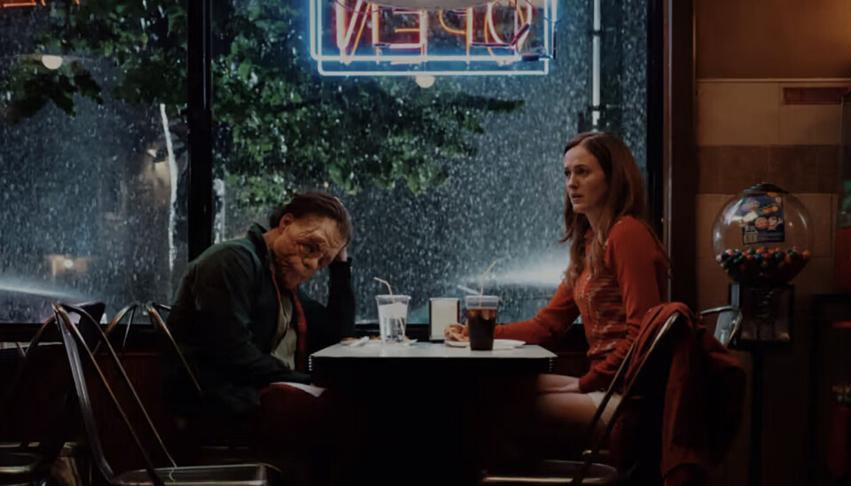 Edward (Sebastian Stan) har nevrofibromatose og mister motet då han blir avvist av forfattaren Ingrid (Renate Reinsve). Foto: Another World Entertainment