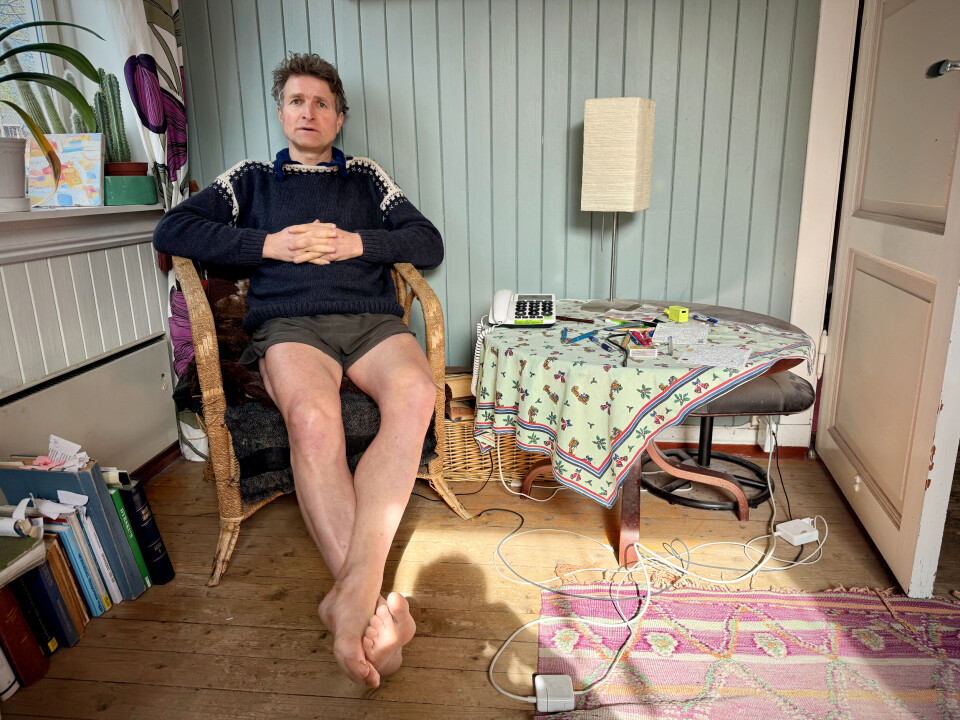 I denne rottingstolen sit Thor Gotaas fleire timar om dagen, anten han intervjuar kjelder til bøkene sine eller han berre pratar. Han likar å prate – i telefon og elles. Ja, det er jo delvis det han lever av.