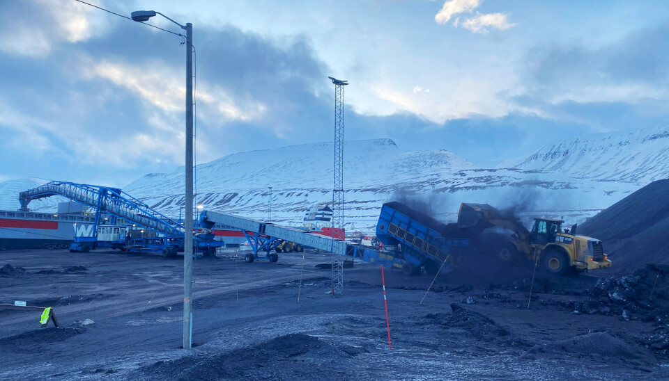 Alt kol frå Store Norske på Svalbard vert sendt med båt til Tyskland, der det vert brukt i stålproduksjon.