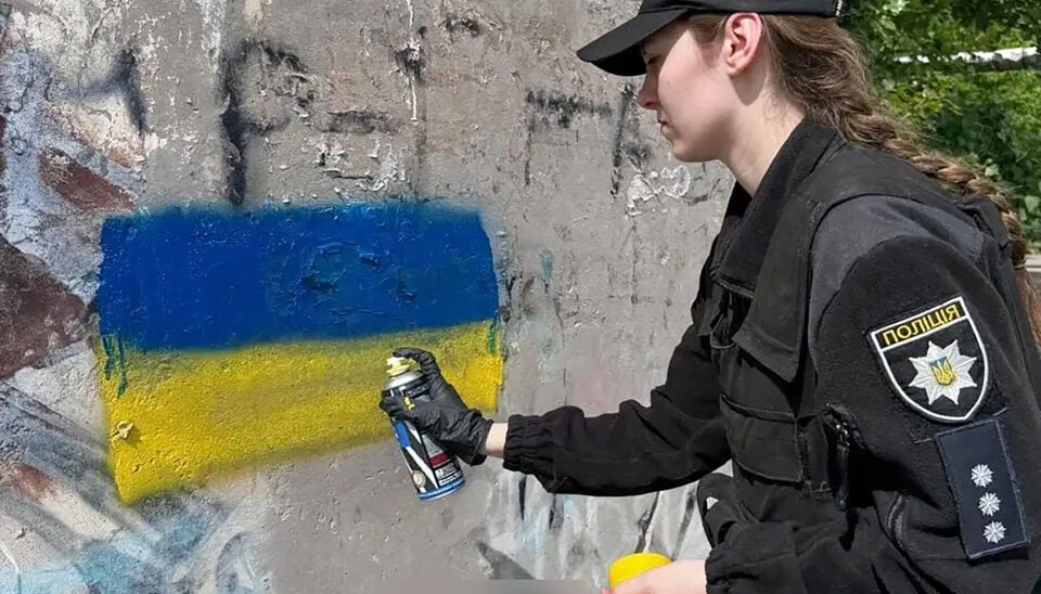 No målar politiet over Telegram-adresser folk kan bruke om dei vil kjøpe narkotika, med fargane til det ukrainske flagget.