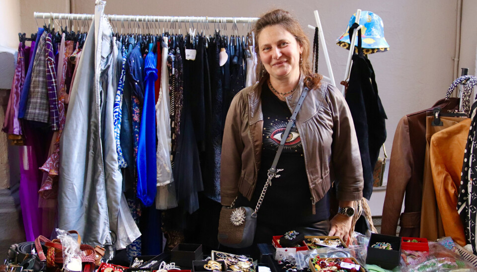 Claudia sel brosjer og klede på gata i Bucuresti. Ho skulle som dei fleste i bybildet røyste på Dan, den lokalt populære borgarmeisteren.