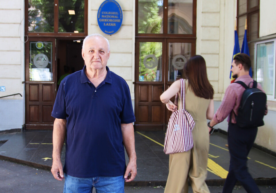 Sorin framfor vallokalet. Han flykta frå regimet til Ceausescu ved å forfalske passet sitt. No bur han i California. Han røystar på Trump, men trur likevel han er kjøpt og betalt av Putin, og at Simions Maga-profil berre er eit skalkeskjul for Russland.