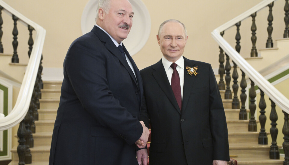 Sidan 2020 har president Aljaksandar Lukasjenka (til venstre) vore heilt avhengig av Russland og Vladimir Putin for å halde seg ved makta. Biletet er frå 80-årsdagen for sigeren over Nazi-Tyskland 9. mai i år.