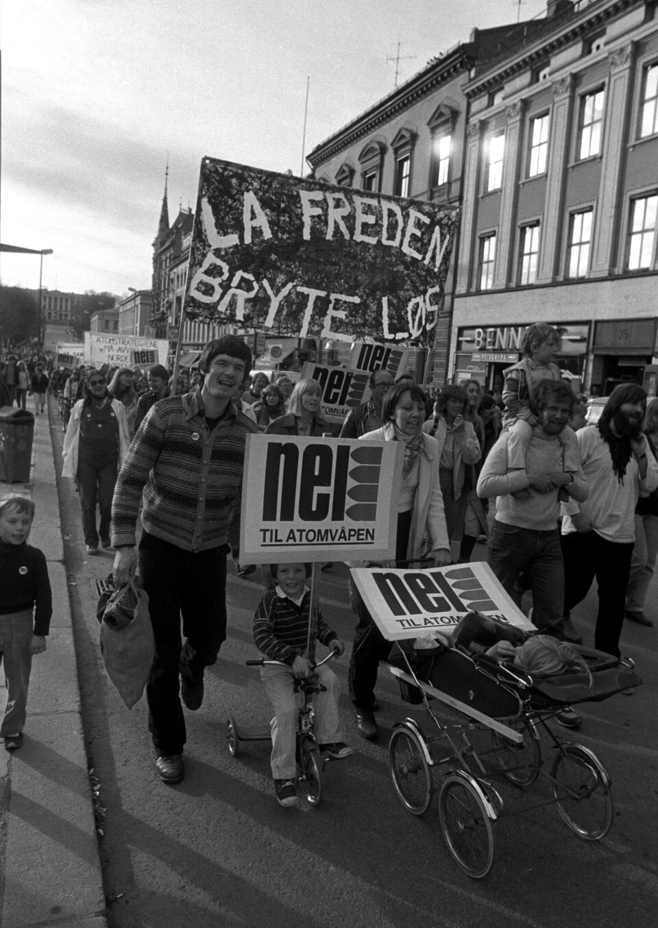 Demonstrasjonar mot atomvåpen i Oslo i 1982. Oslo 19820425.Demonstrasjon mot atomvåpen på Karl Johans gate. Folkebevegelsen Nei til atomvåpen organiserte demonstrasjonstog en rekke steder i landet for å markere avslutningen på sin aksjonsuke.NTB arkivfoto Henrik Laurvik / NTB
