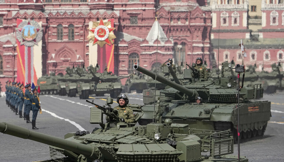 Russiske stridsvogner på Den raude plassen i Moskva 9. mai. Russian T-80 BVM tanks roll in Red square during the Victory Day military parade in Moscow, Russia, Friday, May 9, 2025, during celebrations of the 80th anniversary of the Soviet Union's victory over Nazi Germany during the World War II. (AP Photo/Alexander Zemlianichenko)