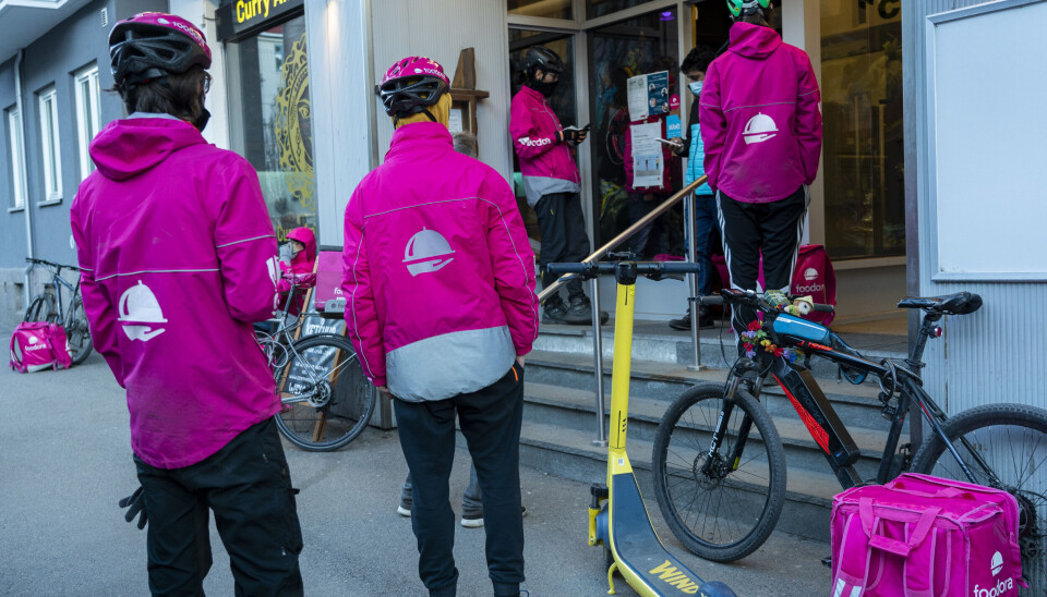 Illustrasjonsfoto: Sykkelbod frå Foodora ventar på å hente mat frå ein restaurant i Oslo. Oslo 20210405. Fodora sykkelbud Jonas Vik har ventet over en time på å få utlevert maten fra den indiske restauranten Curry&Ketchup i Oslo. Fordi han får lønn får hver levering ble timelønnen kun 74 kroner. Uheldigvis hoper det seg stadig opp flere Fodora sykkelbud på denne restauranten pga stor etterspørsel.Foto: Heiko Junge / NTB
