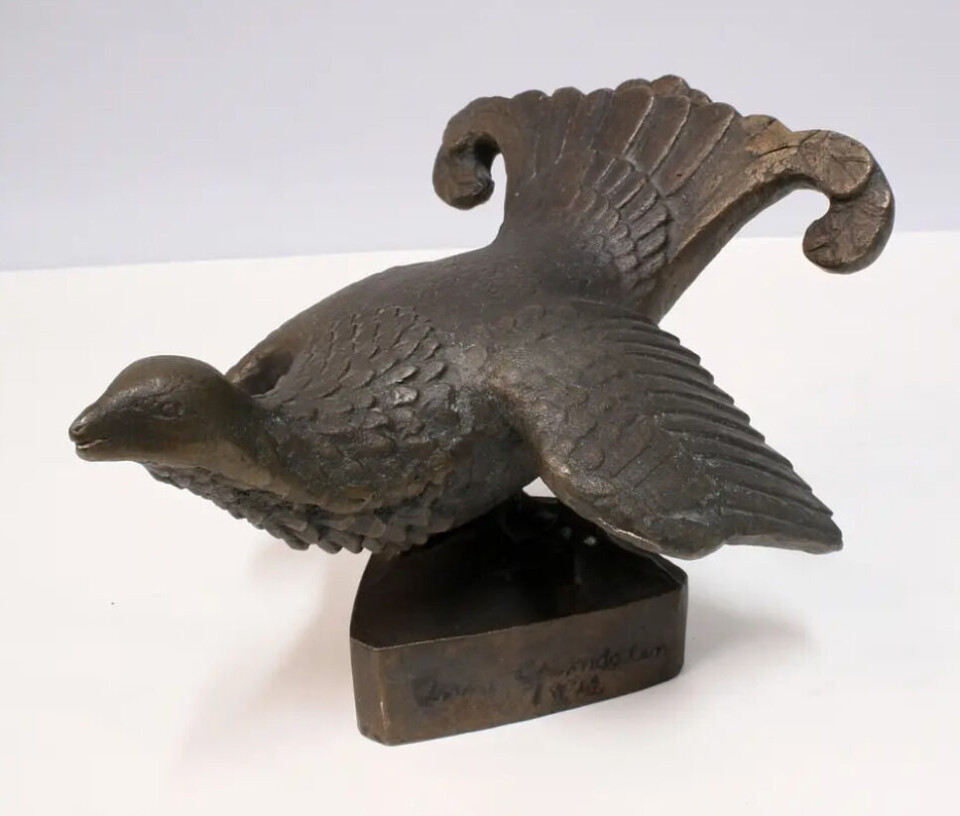 Etterlikning av Anne Marie Grimdalen, «Orren spelar», 1942, bronseskulptur. Originalen er i privat eige. Versjonen er truleg støypt i sand etter ein bronseskulptur. Derfor er detaljane grove, særleg halepartiet er klumpete i forma. I tillegg er signaturen falsk og årstalet feil. Skulpturen vart laga i 1942, ikkje i 1944.