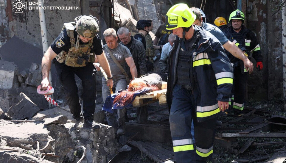 Bergingsmannskap ber ut ei skadd kvinne etter eit russisk åtak i Dnipropetrovsk-regionen. Rescuers carry an injured woman at the site of a building damaged by a Russian missile strike, amid Russia's attack on Ukraine, in Dnipropetrovsk region, Ukraine June 24, 2025. Press service of the State Emergency Service of Ukraine in Dnipropetrovsk region/Handout via REUTERS ATTENTION EDITORS - THIS IMAGE HAS BEEN SUPPLIED BY A THIRD PARTY.