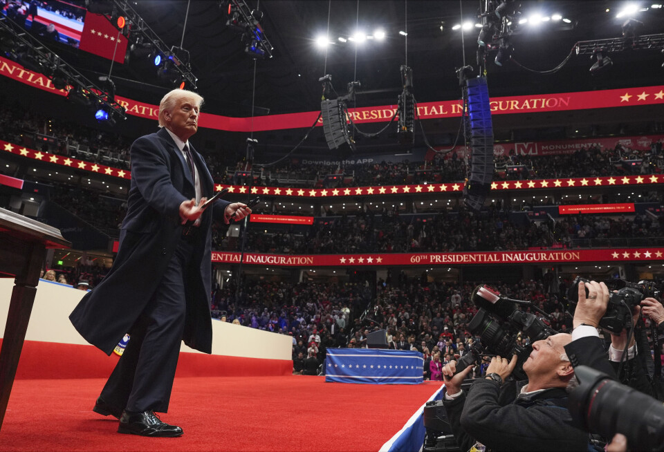 President Donald Trump kastar pennar under eit arrangement i samband med presidentinnsetjingsparaden i Capital One Arena, måndag 20. januar 2025, i Washington. President Donald Trump throws pens after signing executive orders as he attends an indoor Presidential Inauguration parade event at Capital One Arena, Monday, Jan. 20, 2025, in Washington. (AP Photo/Evan Vucci)