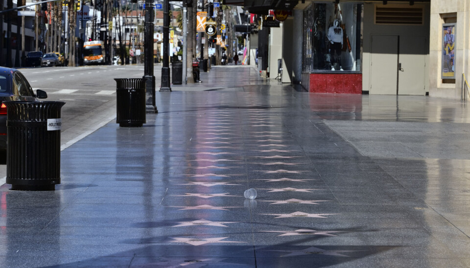 I Hollywood Boulevard i Los Angeles finn vi den vidgjetne Walk of Fame. FILE - Walk of Fame stars are pictured along Hollywood Boulevard in Los Angeles, April 21, 2020. Construction along the Hollywood Walk of Fame will begin next summer to make streetscape improvements for pedestrians and transit riders, officials said Thursday, July 28,2022. (AP Photo/Richard Vogel, File)