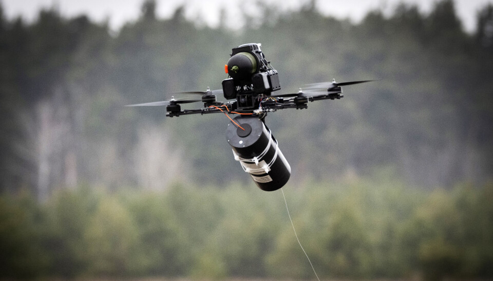 Ukrainskprodusert drone med fiberoptisk kabel flyg over ein militær marknadsplass på hemmeleg stad i Kyiv-regionen i Ukraina i januar 2025.