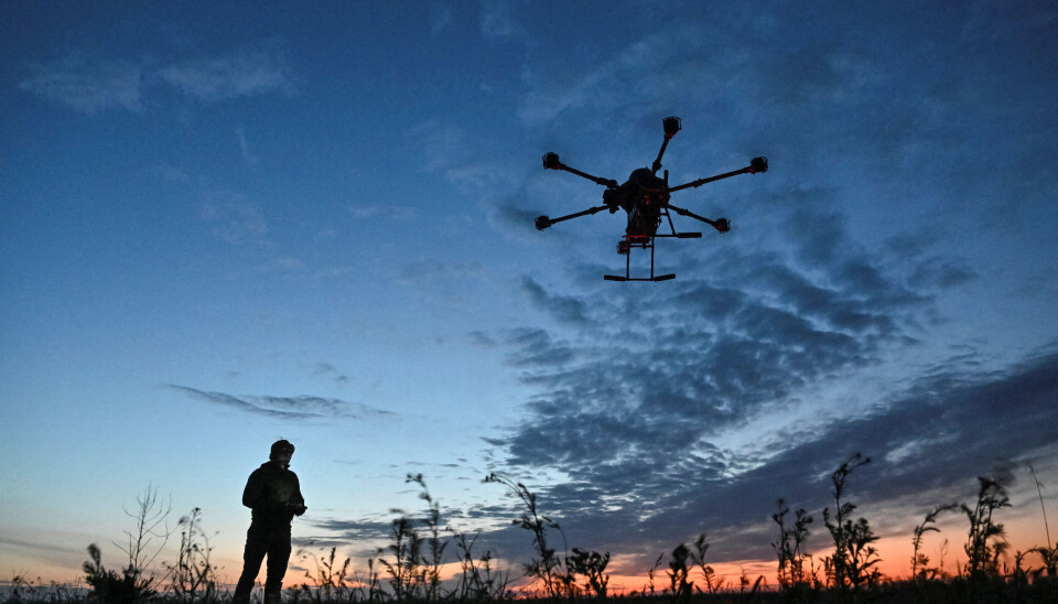 Ein tenestemann i Spesialpolitibataljonen sender opp ein Vampire-drone som flyg over posisjonane til russiske styrkar i Zaporizjzja-regionen i Ukraina, 29. april 2025.