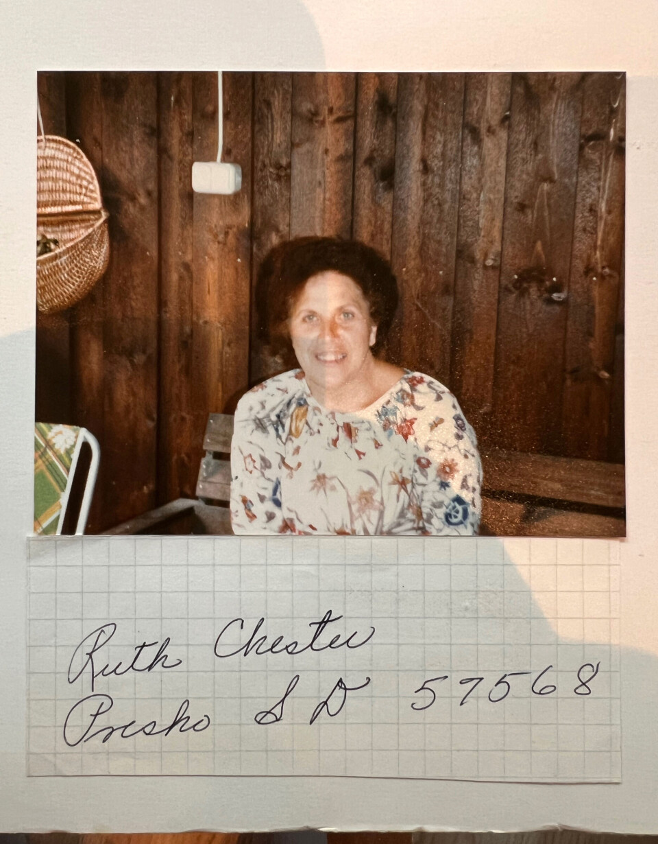 Dette er det einaste fotografiet som blei teke av Ruth Chester då ho besøkte Hildal i 1982. Ho lova mykje, men heldt ikkje ord.