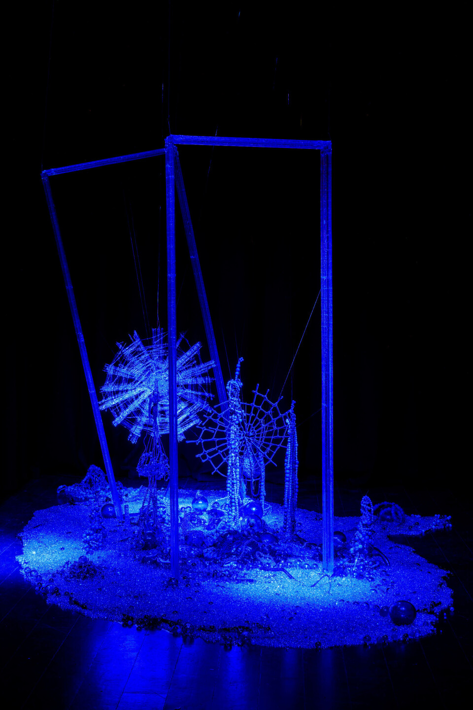 Merkdes W. Shebeta tilbyr eventyraktig eskapisme med installasjonen «Tseteta in Blue / Silence in Blue» av glasperler i eit avdempa, blått lys.