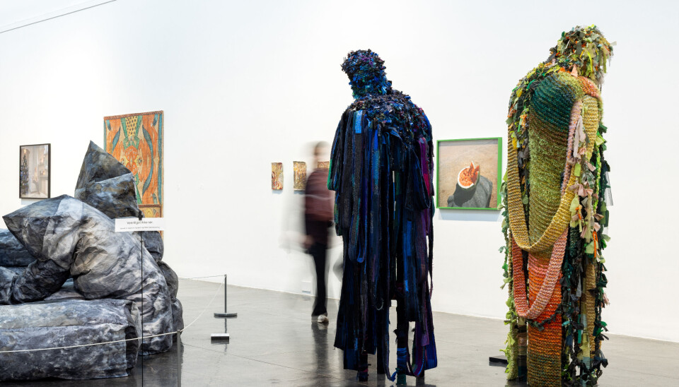 Tekstilverka «Look 1» og «AW/SS, Look 3» av Tonje Plur fungerer ikkje like godt i denne samanhengen, men eg er usikker på om det er plasseringa eller om det berre er for mange som for tida lagar liknande verk.