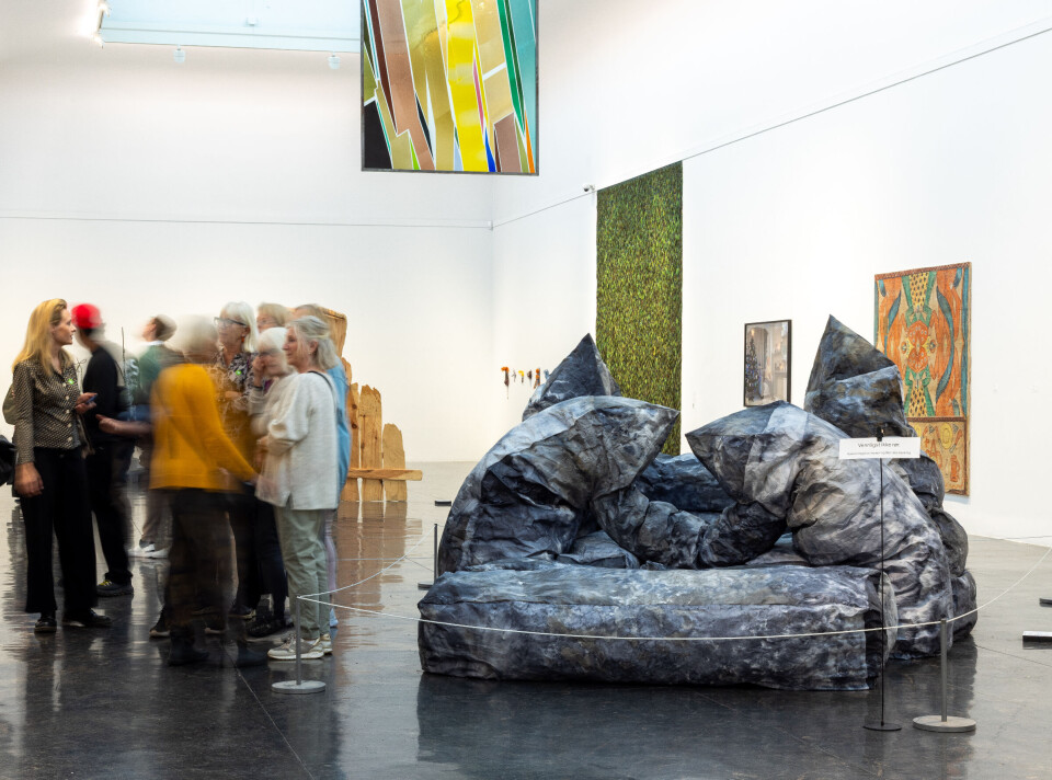 Verket «Fun all season» av Tuva Aanesen og Elin Rødseth kan minne om både utbomba hus og eit hoppeslott. I taket skimtar me glasverket «The Green Ray» av Marie Buskov.