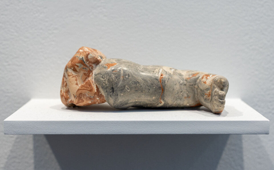 Skulpturen «Precious Fragment» av Kachun Lay refererer til ei hending i Gaza by, der ein ung far tek imot leivningane av barnet sitt.