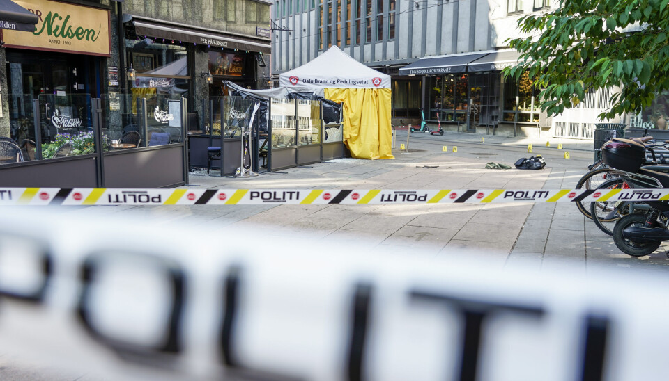 Politisperringar utanfor Per på hjørnet og London pub. To personar vart drepne og fleire skadde under åtaket i 2022. Oslo 20220625. Slik ser det ut etter det i natt ble avfyrt flere skudd i 1.15-tiden på utsiden av London pub i sentrum av Oslo, der flere ble skadd og to drept.Foto: Terje Pedersen / NTB