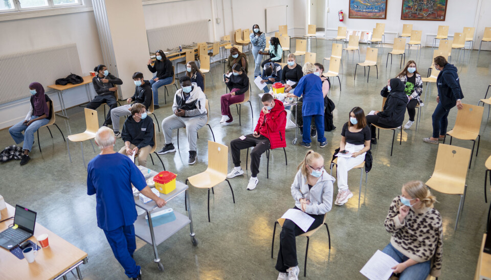 I 2021 vart det rekna som ei samfunnsplikt å vaksinere seg mot covid-19. Biletet viser elevar i 2. klasse ved Holtet videregående skole som ventar på første dose med Pfizer-vaksine.
