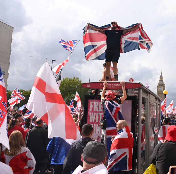 Engelske og britiske flagg vaiar under «Unite the Kingdom»-demonstrasjonen i London 13. september 2025.