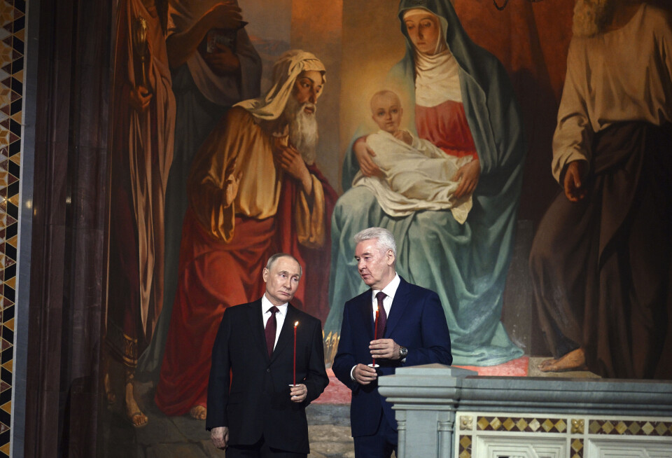 President Vladimir Putin og Moskva-ordførar Sergej Sobjanin vitjar ei påskegudsteneste i Kristus Frelsarens katedral i den russiske hovudstaden 5. mai 2024.