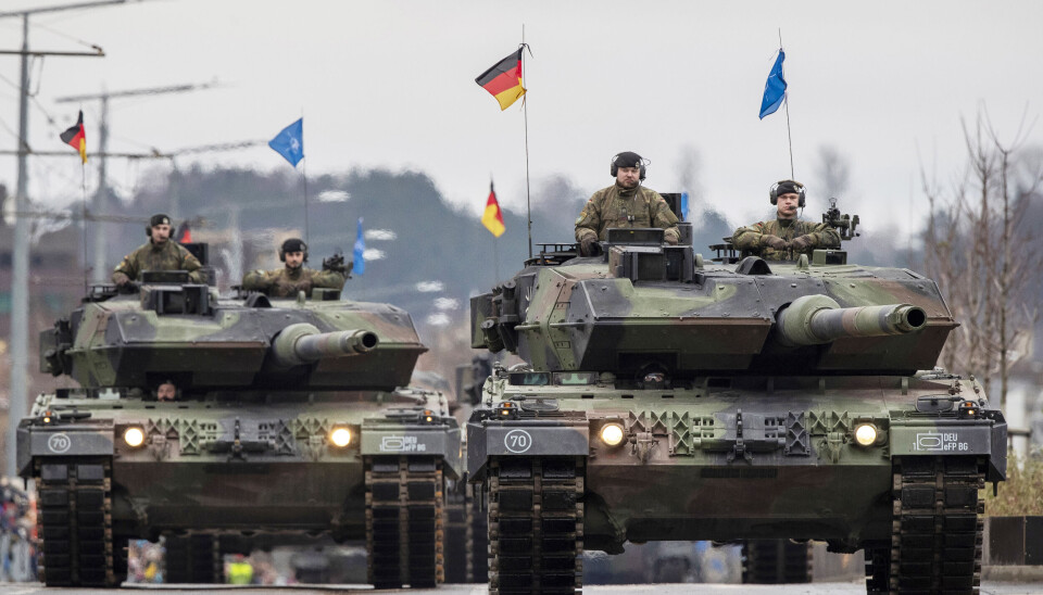 Tysk kavalleri med Leopard 2A6-stridsvogner på veg for å ta del i ein militærparade i Litauen i 2023.