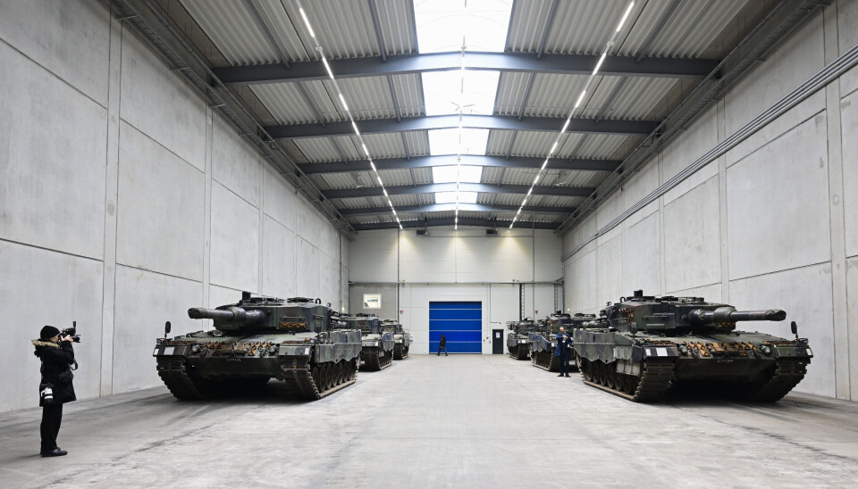 Leopard 2-stridsvogner. Den førre tyske kanslaren Olaf Scholz og forsvarsministeren Boris Pistorius vitja ein våpenfabrikk der våpenprodusenten Rheinmetall planlegg å produsere artilleri frå 2025 i Unterlüß i Tyskland, 12. februar 2024.